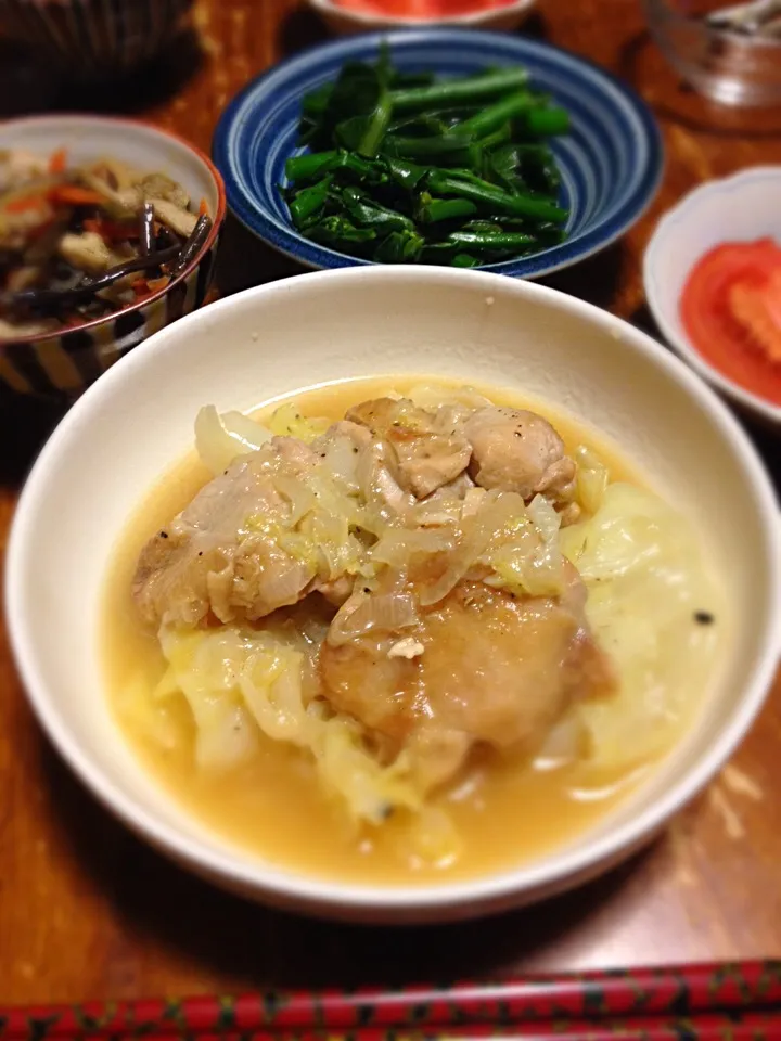 鶏肉とキャベツのビール煮、つぼみ菜辛子あえ、ワラビの煮物、トマト|raku_darさん