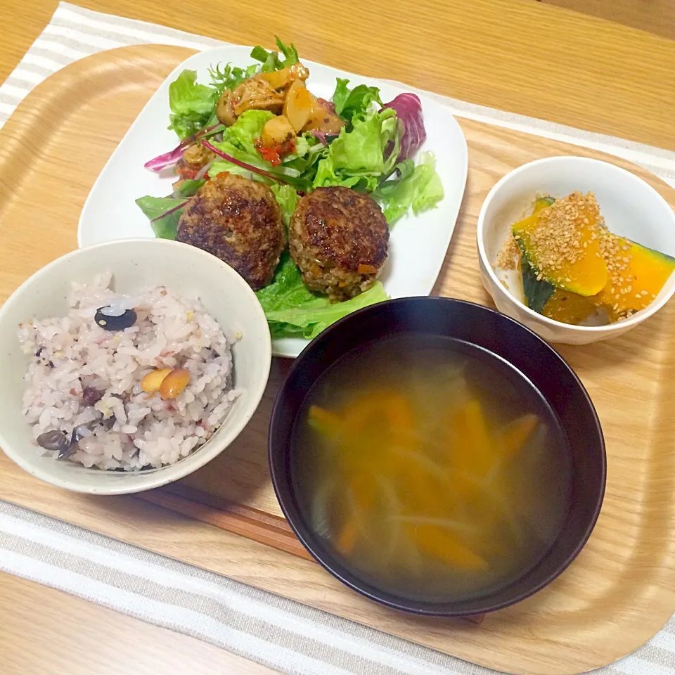 Snapdishの料理写真:ふわふわ豆腐つくね/ゴマ風味のかぼちゃの煮付け/コンソメスープ/雑穀ごはん/サラダ|akane☺︎さん