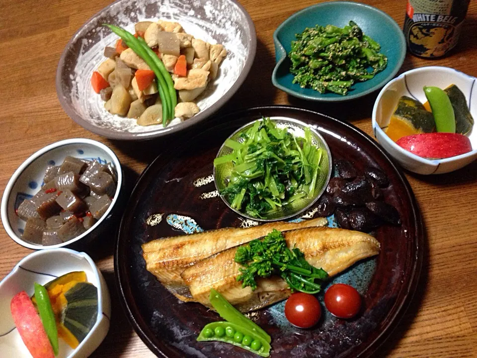 Snapdishの料理写真:ワサビ菜の辛子和え、カキナの胡麻和え、ピリ辛コンニャク、筑前煮、焼きホッケ|しもっち"もたれつさん