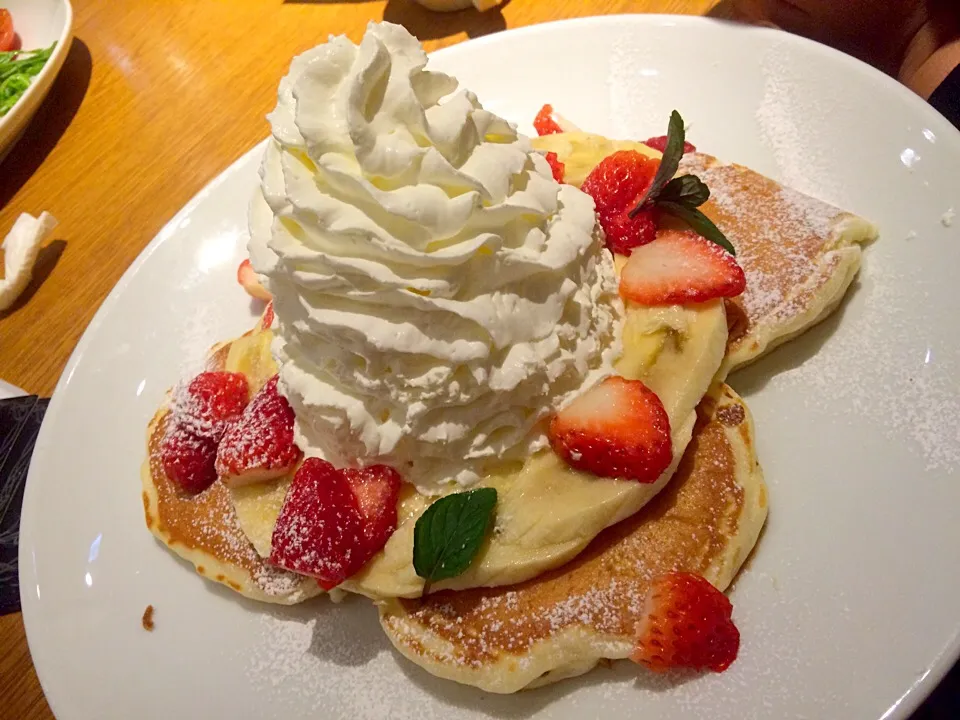 Snapdishの料理写真:Cream Cheese Pancakes with Strawberries and Banana|Food Gardenさん