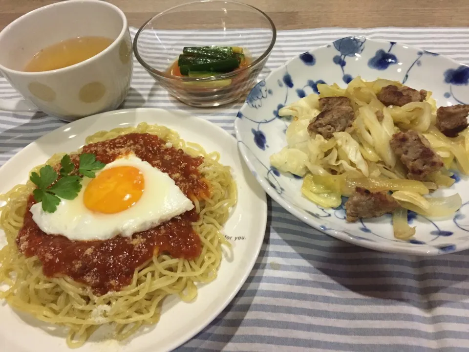 ミートソースラーメン・豚ハンバーグとキャベツ炒め・オイキムチ・キャベツとミニトマトのスープ|まーままさん