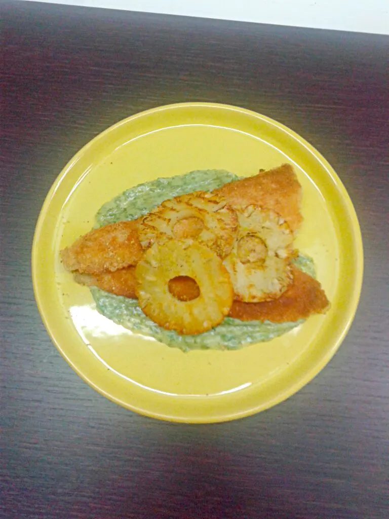 Snapdishの料理写真:filetto di spigola fritto con salsa di prezzemolo e ananas arrosto|roberta geaさん