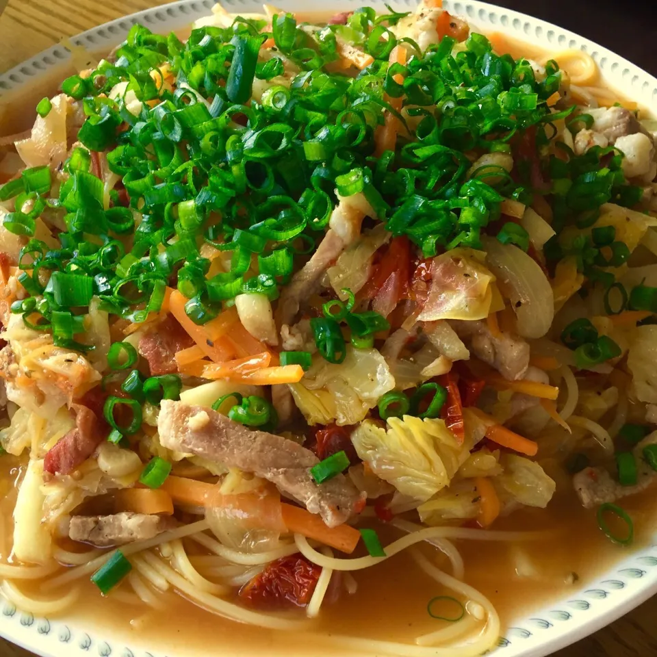 冷蔵庫の余り野菜・豚肉・ドライトマトのスパゲッティ|ペン太トニックさん