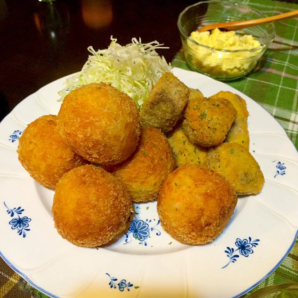 Snapdishの料理写真:肉じゃがコロッケ & かつおフライ|pitonさん