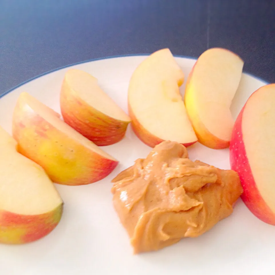 Apple slices with PB2 + vanilla protein powder|kalena petersonさん