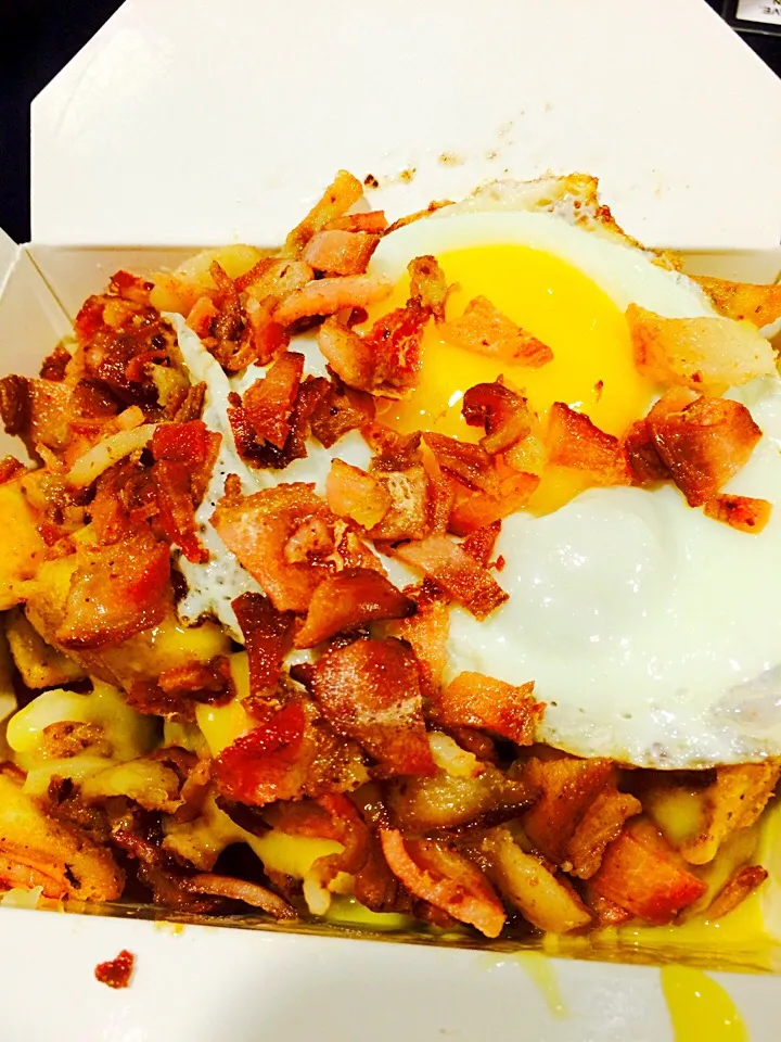 Breakfast Poutine w/ home fries, cheese, bacon bits, sunny side egg smothered in hollandaise|Milka Papricaさん