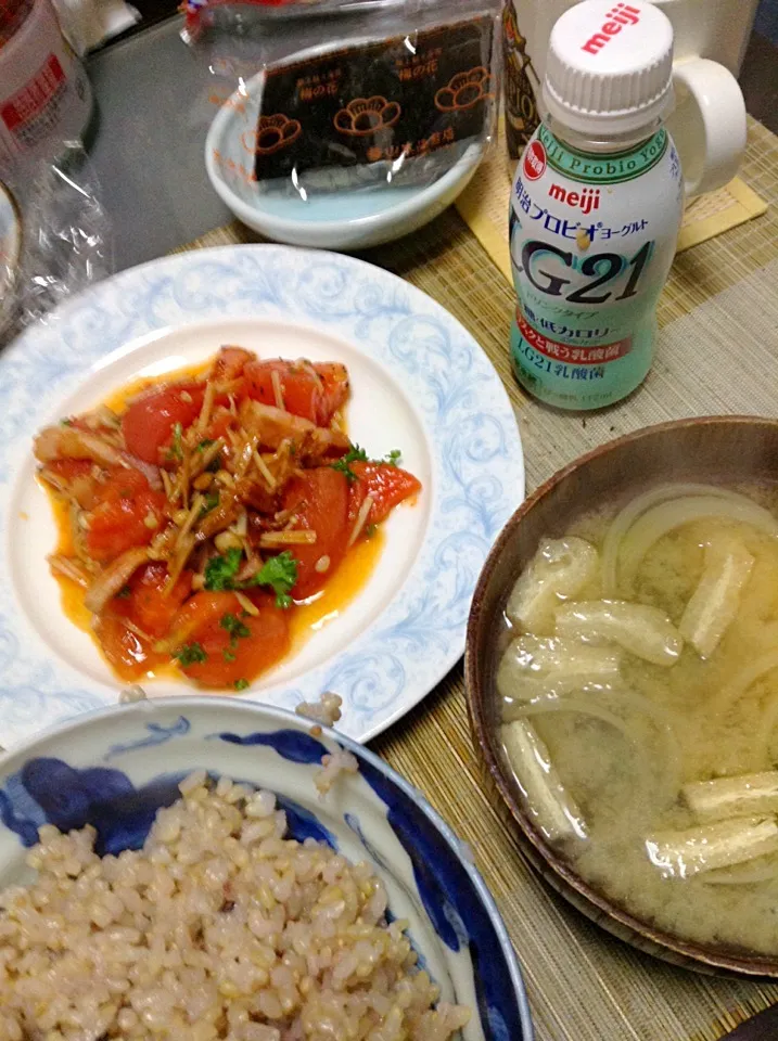 Snapdishの料理写真:トマトとベーコン炒め＆海苔＆玉ねぎとわかめの味噌汁|まぐろさん