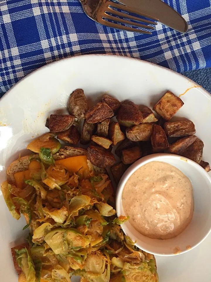 Smokey Brussels sprout grilled cheese with home fries and buffalo sauce|Matthew Cashenさん