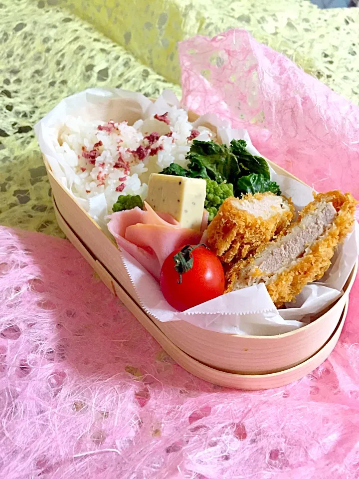 シンプル、わかりやすい！ヒレカツお弁当。桜の花の塩漬けフレークが、良い香りのごはんになりました🌸|Kumi_loveさん