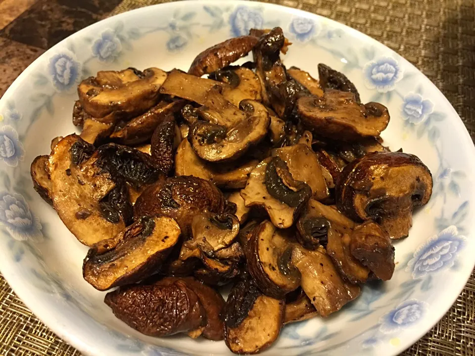 Grilled mushrooms|Jing Ouさん