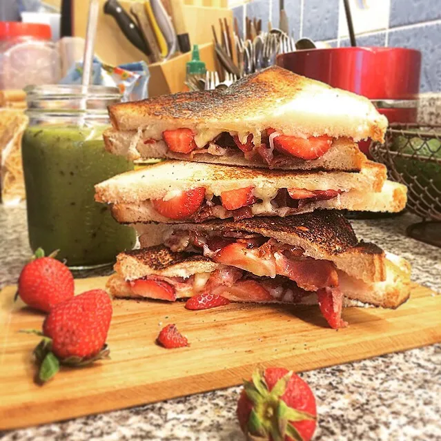 Cheese, Bacon and Strawberry Grilled Sandwiches. 
ベーコンといちごのとろけるチーズサンドイッチ|Yuka Nakataさん