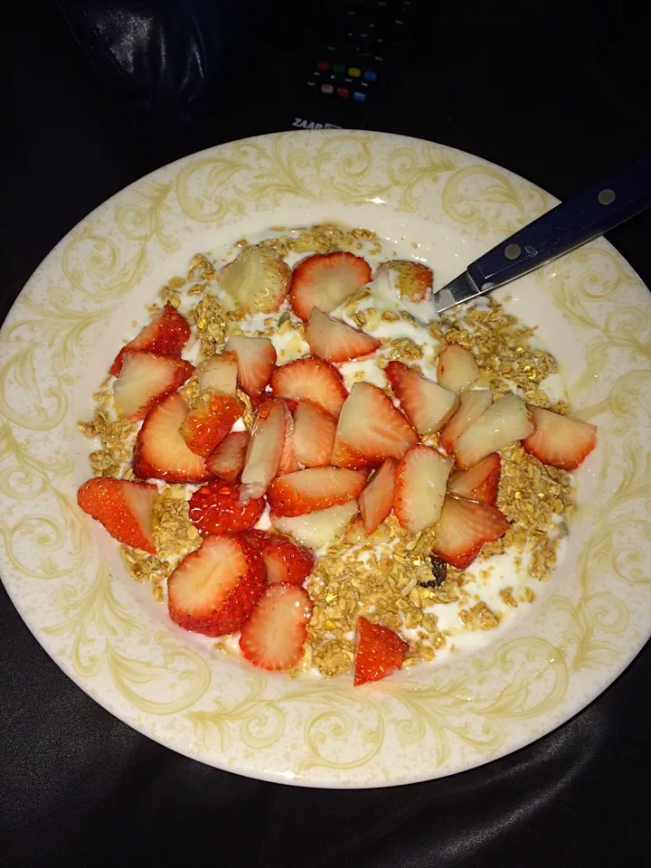 Yougurt granola strawberries and honey|aida arafatさん