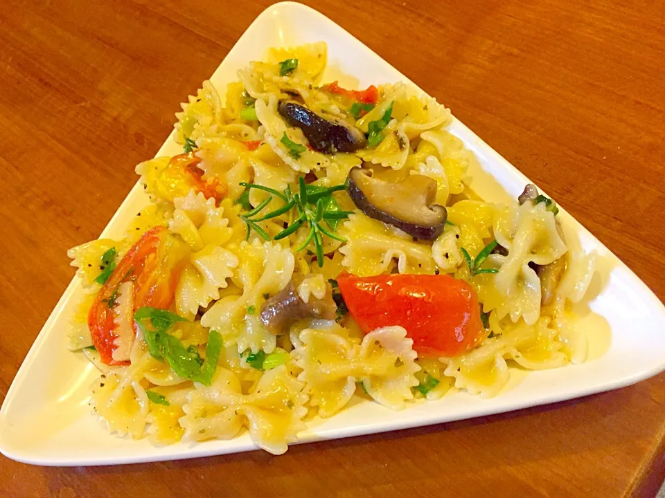 bow tie pasta in olive oil and garlic|kavita maharajさん