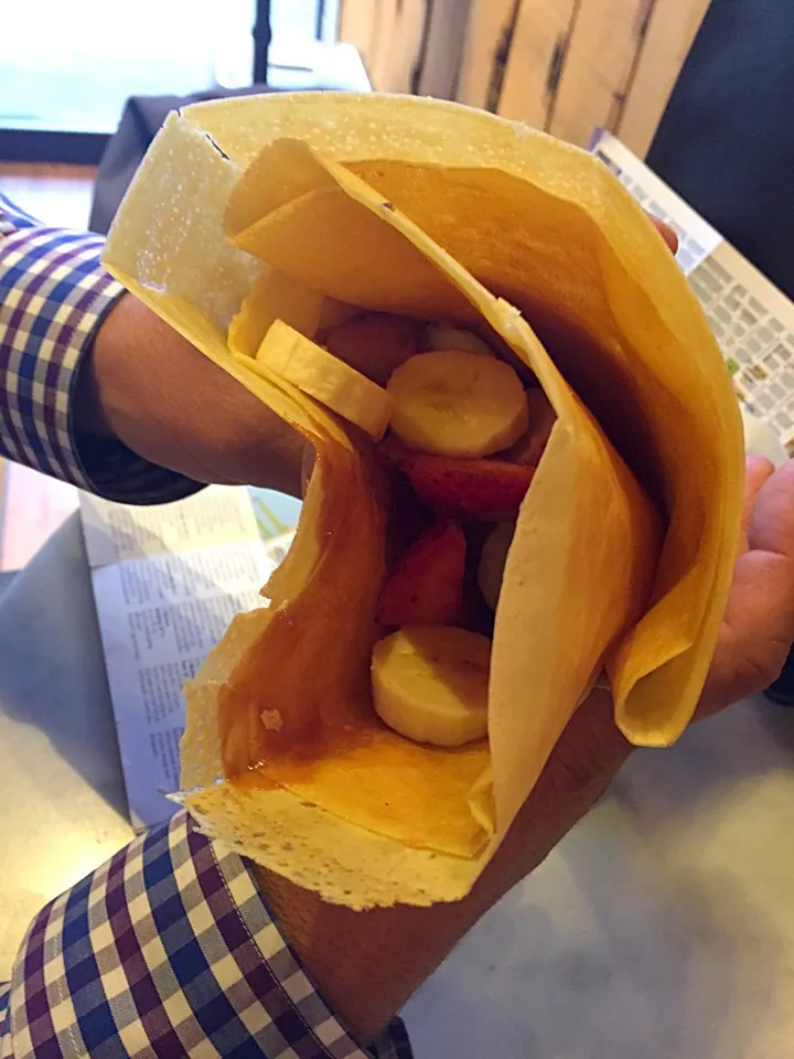 New York eats: Dulce de ledge crepe with banana and strawberry at a hipster crepe shop in Greenwich village|victoria valerioさん