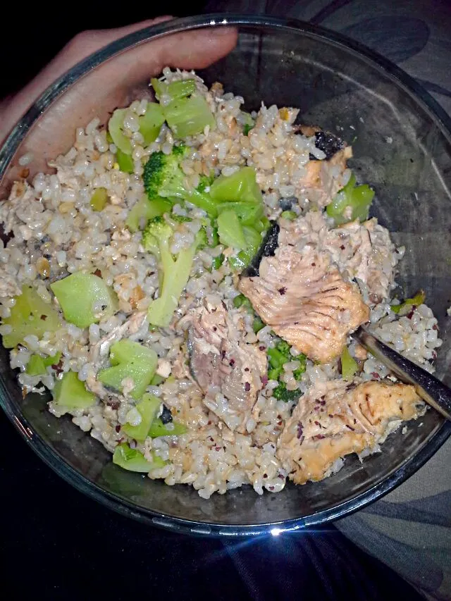 Snapdishの料理写真:Brown rice with wild caught salmon, broccoli,  dulse flakes, and sea salt.|Dawn Nelsonさん