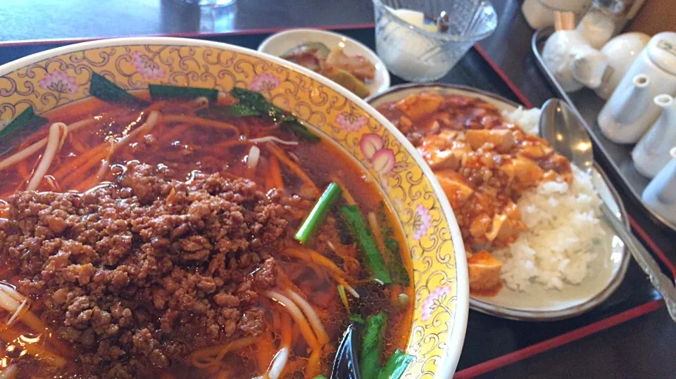 【日替定食】台湾ラーメンと小麻婆豆腐丼を頂きました。|momongatomoさん