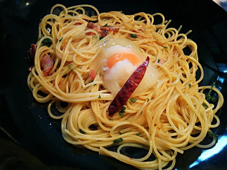 Spaghetti all'olio, peperoncino e pancetta con uovo congelato.
今日のランチは、オリーブオイル、ペペロンチーノ、パンチェッタと冷凍卵のスパゲッティf(^_^)|quitaさん