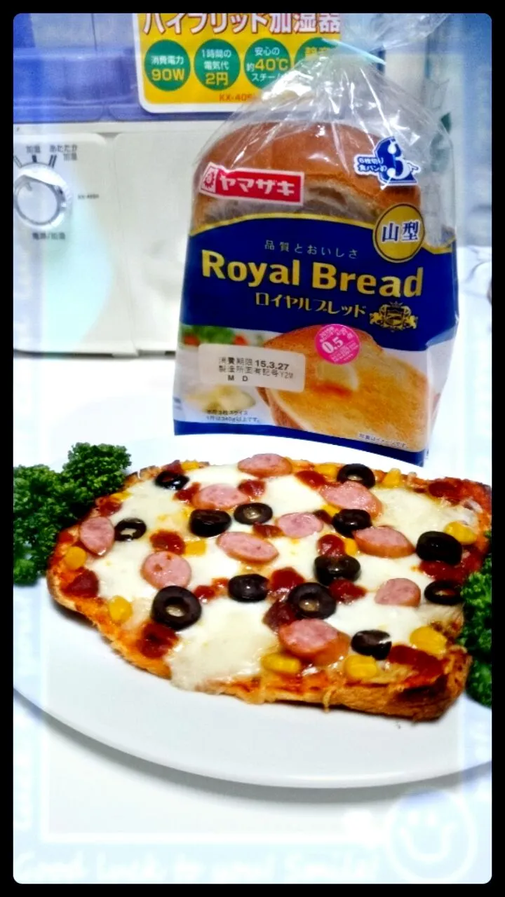 Home-made pizza #from sliced bread #topped w/mozzarella cheese #black olive #vienna sausage #pizza sauce|マリアさん