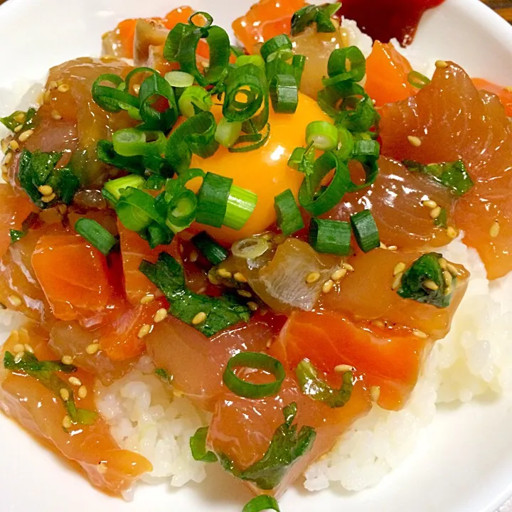 サーモンとびんとろの漬け丼|すーさんさん