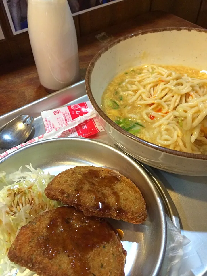 今日の給食 ソフト麺酸辣湯、黒ハンペンフライ、ミルメールいちご|ダンディ☆和田さん