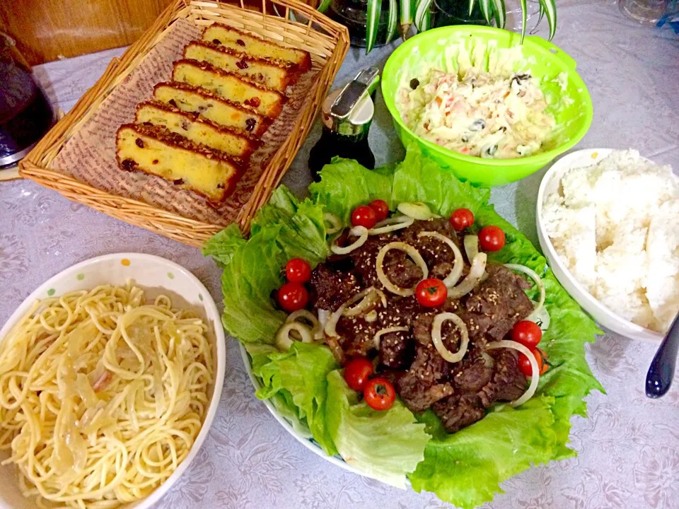 Beef teriyaki , potato salad with fresh apple , raisin and Ham . White sauce spaghetti left over from our lunch 😋 itadakimasu !!!|Babyluv Cabrera Ocampoさん