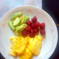 Eggs scrambled with cheese / fresh Avacado/ fresh Raspberries|Timiko Jacqueline Marshallさん