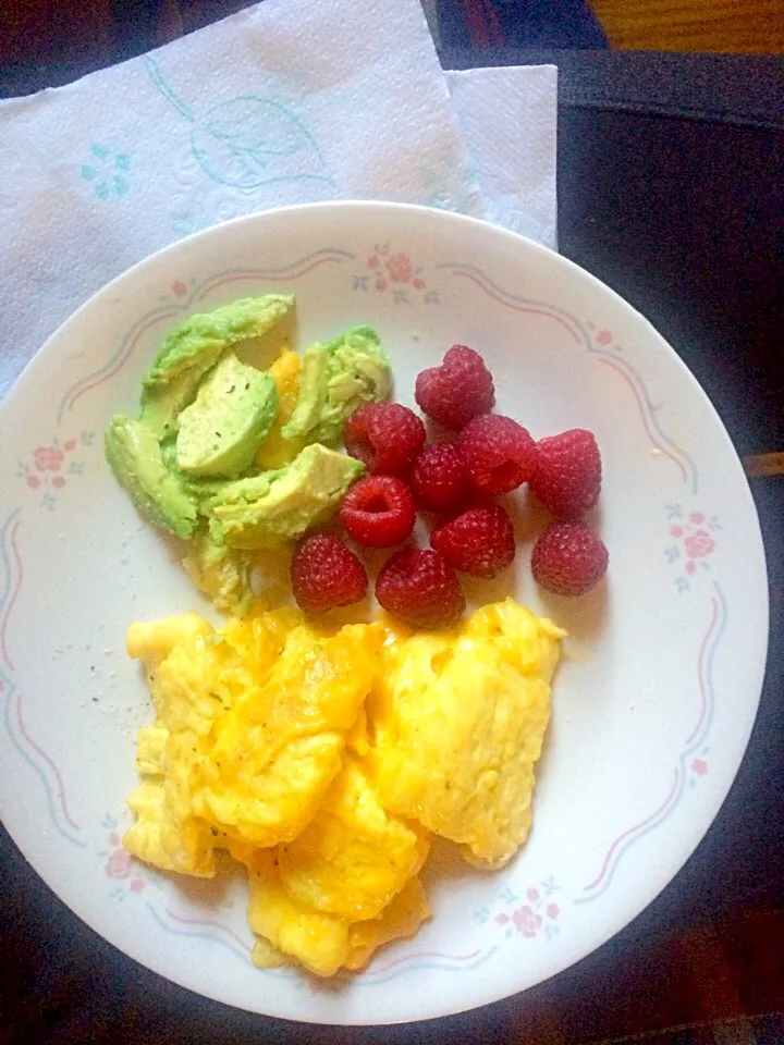 Eggs scrambled with cheese / fresh Avacado/ fresh Raspberries|Timiko Jacqueline Marshallさん