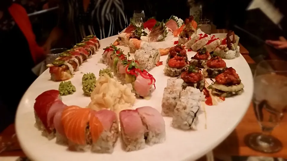 Sushi plate for our appaitzer at Rick Moonen seafood and sushi restaurant  in Las Vegas, NV, USA.|Jihollandさん