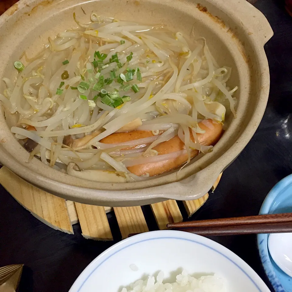 今日の晩ご飯は、鶏白湯もやし鍋と海苔ごはん。|ゆえさん