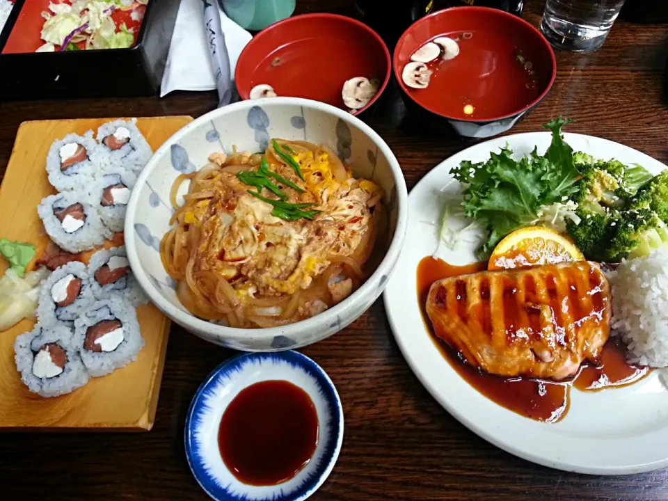 Philly roll, oyako don, salmon teriyaki, and chicken broth soups. Japongofat|Ricky Rod Spanishさん