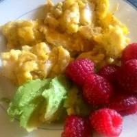 Scrambled Eggs with White Sharp Cheddar Cheese/Avacado/Raspberries|Timiko Jacqueline Marshallさん