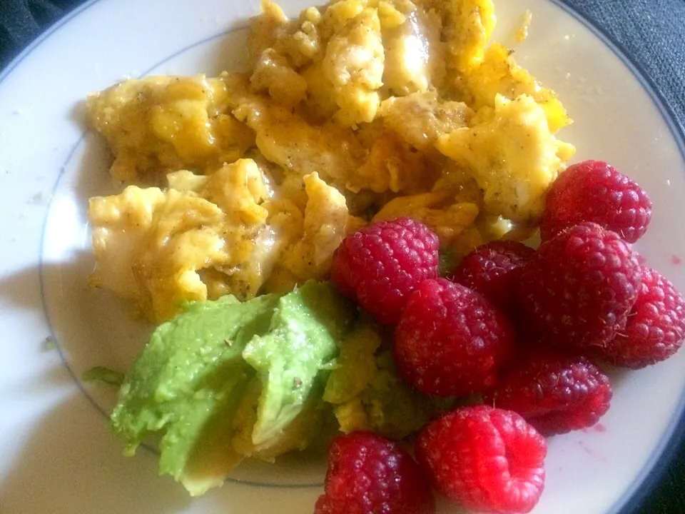 Scrambled Eggs with White Sharp Cheddar Cheese/Avacado/Raspberries|Timiko Jacqueline Marshallさん