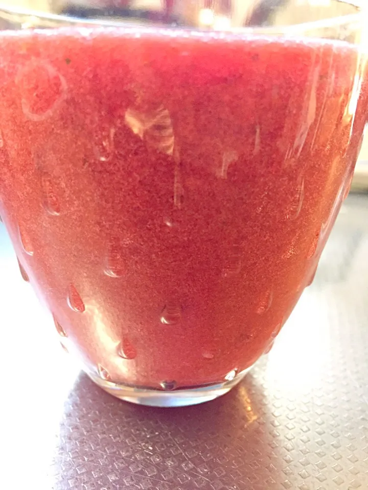 Today's smoothie, fresh strawberries, frozen mixed berries, bokchoy, lemon juice and water.|YDKOさん