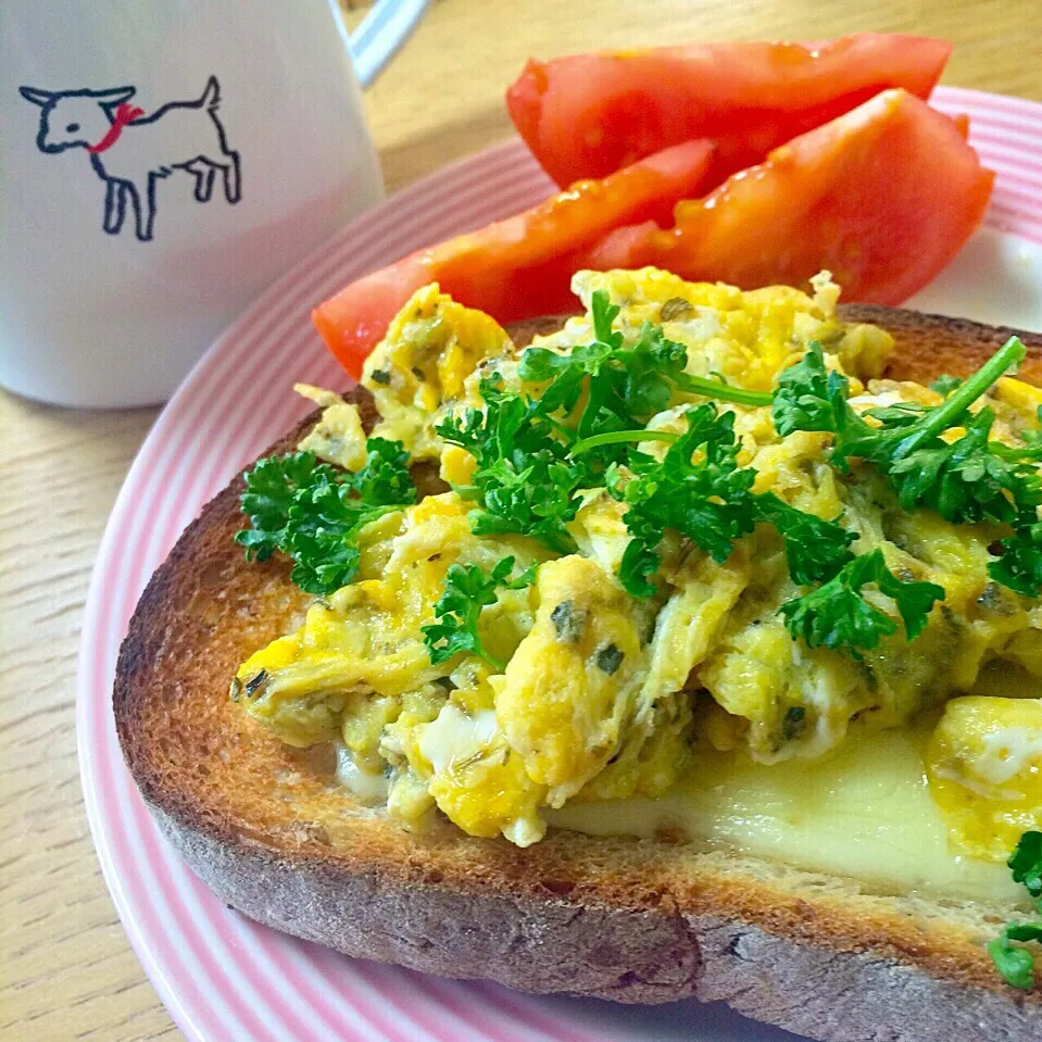 ハーブ卵とパセリ、とろけるチーズの朝ごパン|angiee♡さん