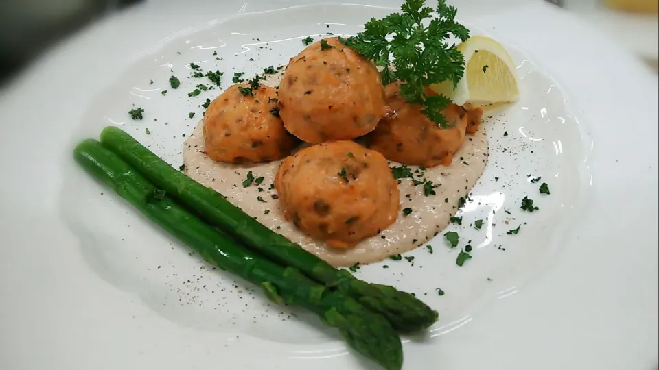 魚で魚を食べる？(笑)
サーモンのポルペッティーニ仕立て～トンナートソース～|Yutaka Sakaguchiさん