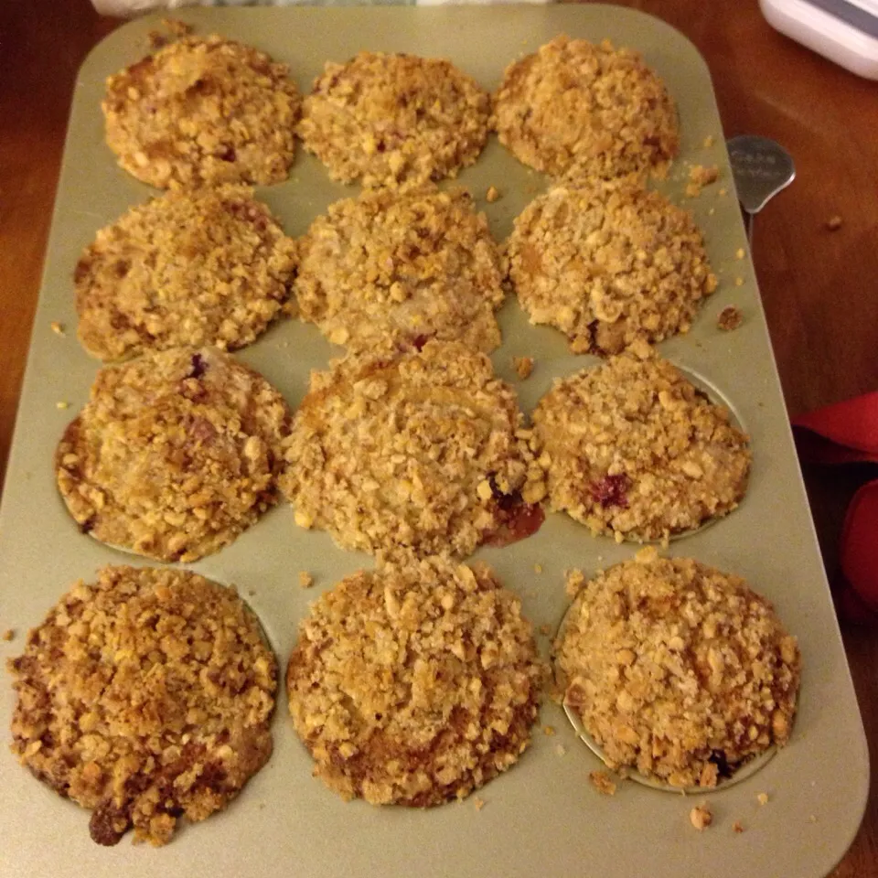 Cranberry muffins with hazelnut streusel topping|Antonia Ellisさん