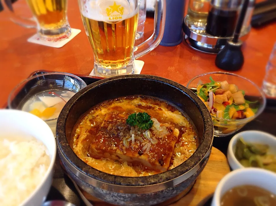 Snapdishの料理写真:ゴルフ場飯〜⛳️😋「石焼麻婆ちゃん」チーズも入って👍|アライさんさん