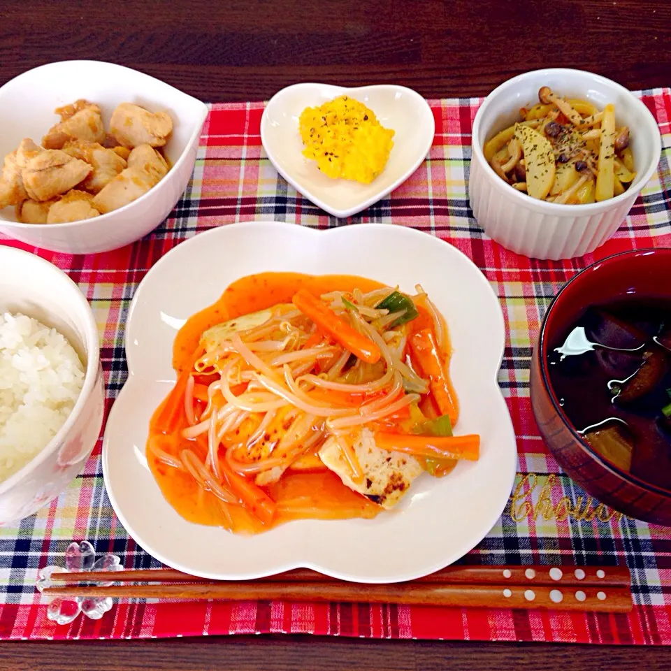 豆腐ステーキの野菜あんかけ、じゃがいもとしめじのガーリックバター炒め、鶏肉のソテーオニオンソースがけ、かぼちゃサラダ🎃、茄子のお味噌汁、白米|にゅきさん