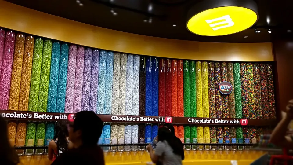 So many colors, so little time...at the M&M store in Las Vegas, NV, USA.|Jihollandさん