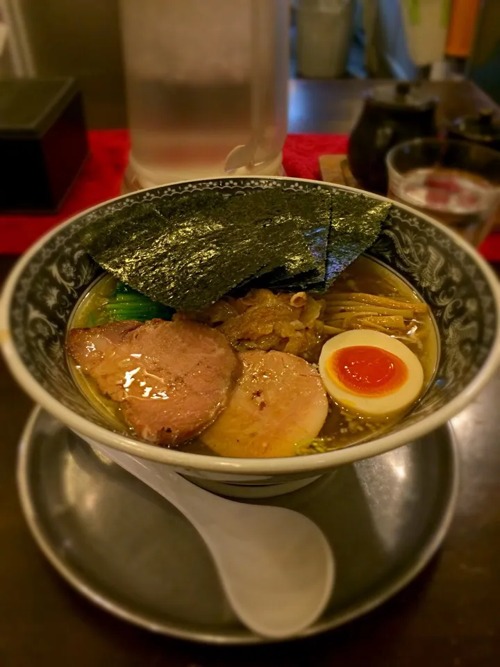 有名店でラーメン。真空平打ち麺をオプションで頼んだ。自分の好きな麺だったので満足。全部盛りはちょっと重かったけど…|土屋幸治さん