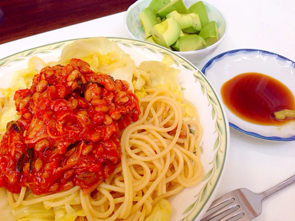 自家製ガーリック醤油ダレキムチ納豆パスタと、アボカドのワサビ醤油|よっつん(ღ˘⌣˘ღ)さん