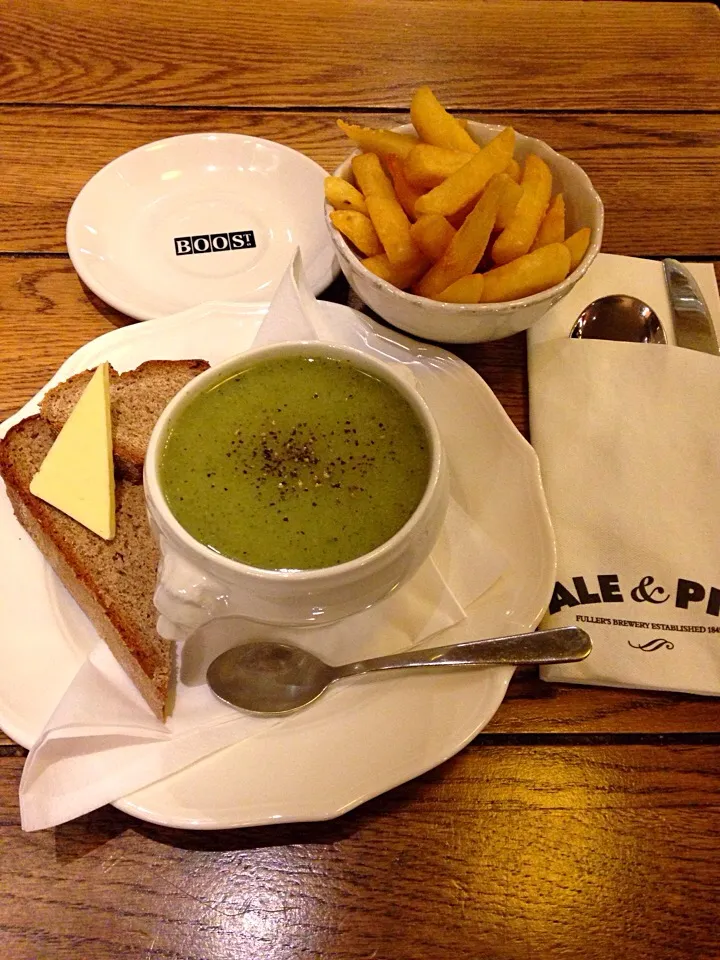 Fuller's alle and pie ロンドンのありふれたパブで思いかけず美味しいものに出会えます。soup of day はブロッコリークリーム|kayさん