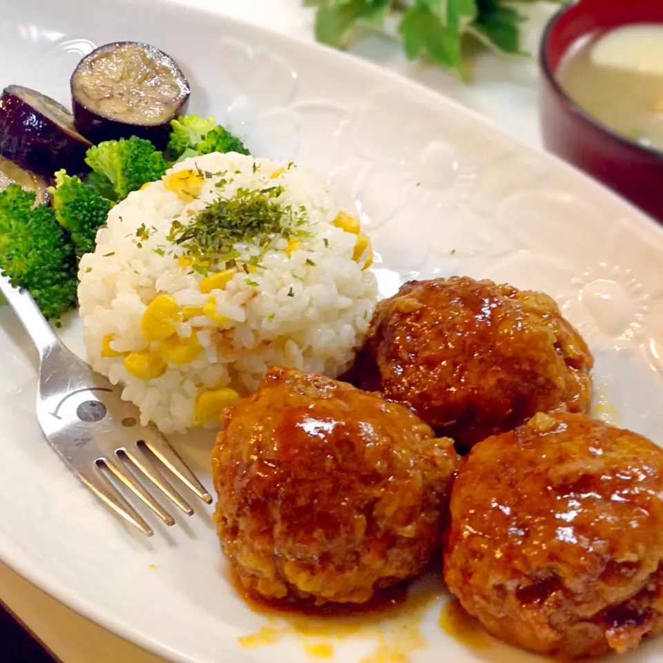 娘たちのおゆはん コーンご飯とハンバーグのプレート かまぼこ入りお味噌汁|yukoさん