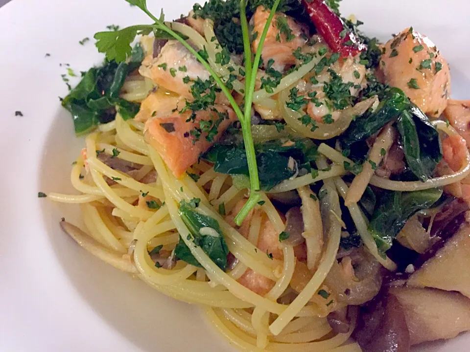 Salmon pasta with kale onions and mushrooms|Michael Kohlさん