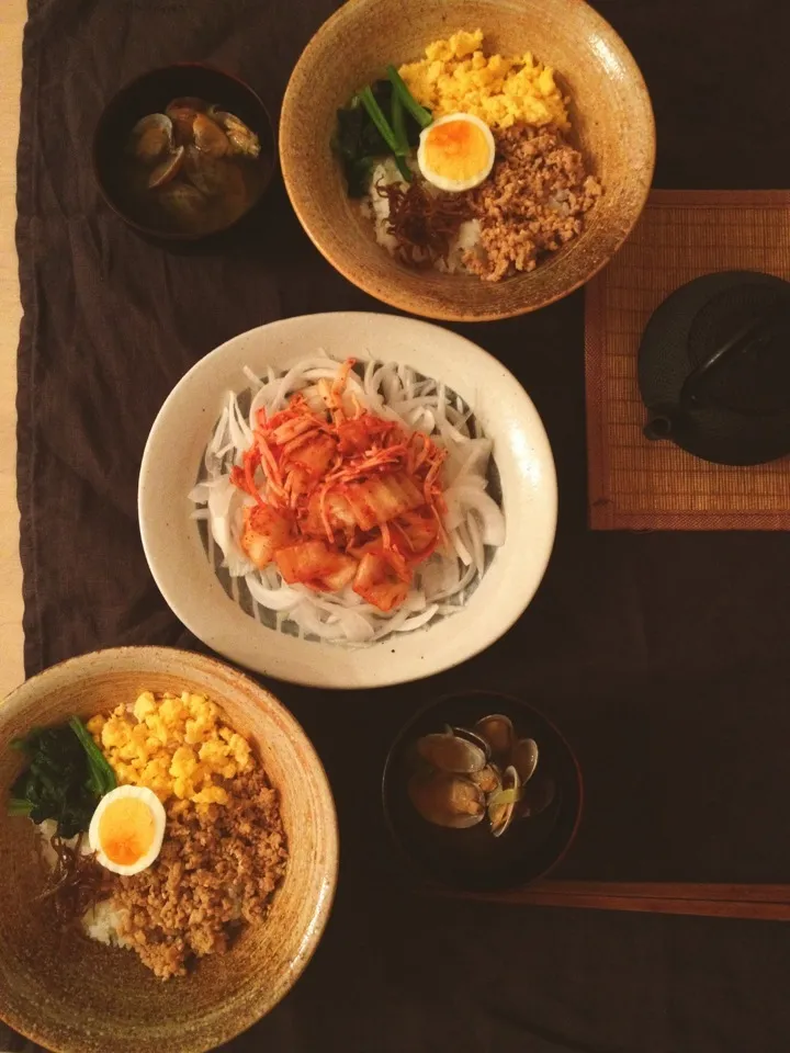 Snapdishの料理写真:鶏そぼろ丼、新玉スライスにキムチとカニカマ、あさりの味噌汁。|ニコさん