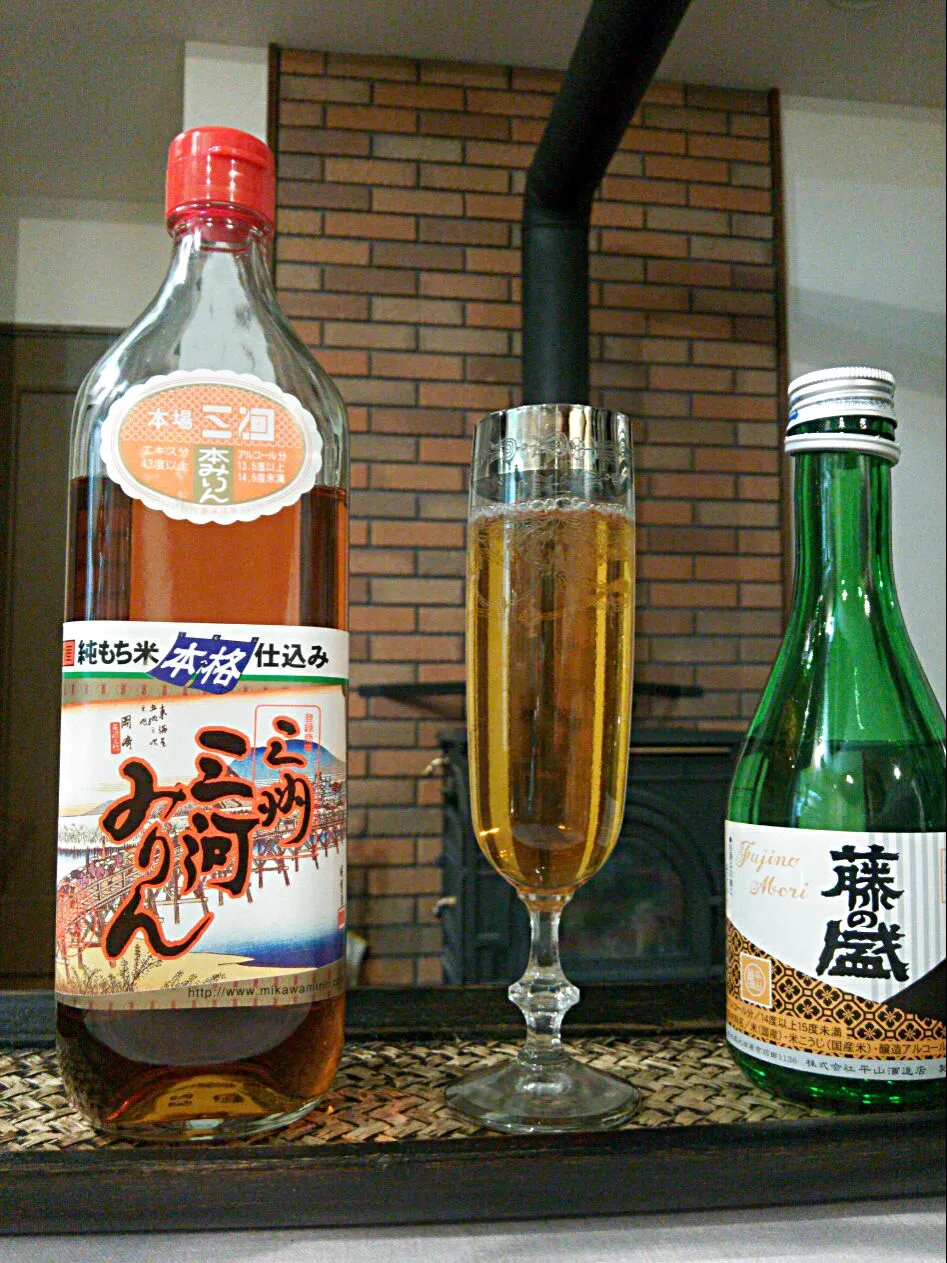 江戸時代の飲物“直し”を再現してみました(^^)
江戸では本直し､大坂では柳蔭(^_^)
庶民の夏の飲物は焼酎と味醂を一対一で割り、井戸水で冷やしたもの(^q^)
今夜は富裕層のやり方、味醂と日本酒で試してみました(^_^)/~~|quitaさん