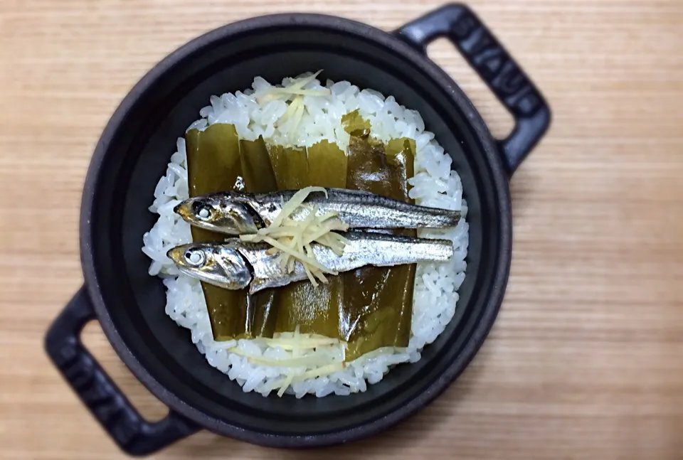 ストウブで作る煮干し飯|ぷにさんさん