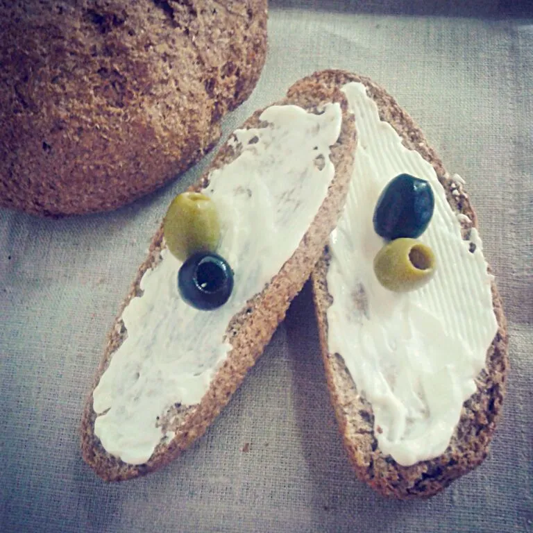 pane integrale fatto in casa con stracchino e olive|roberta geaさん