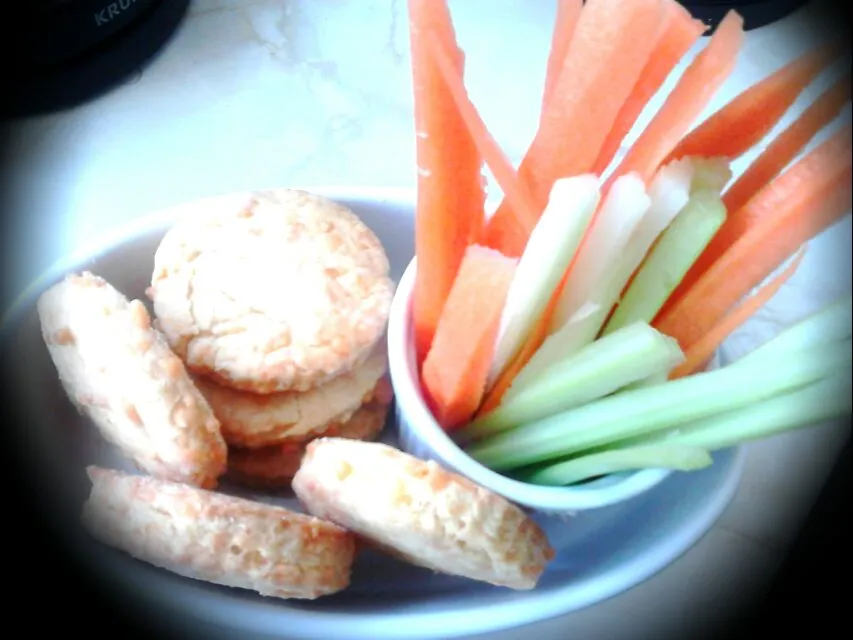 homemade savoury cheese biscuits served with carrots and celery sticks.|tessさん