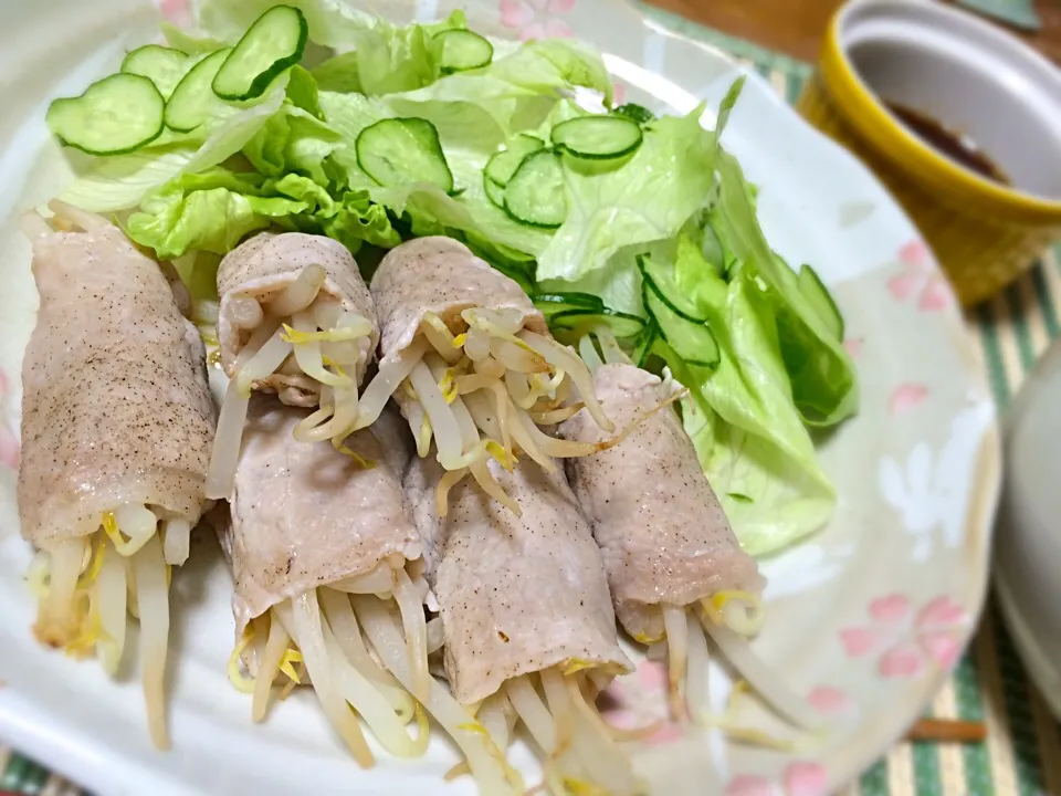 Snapdishの料理写真:♡しゃぶしゃぶ用肉でもやし肉巻き♡|miyuさん